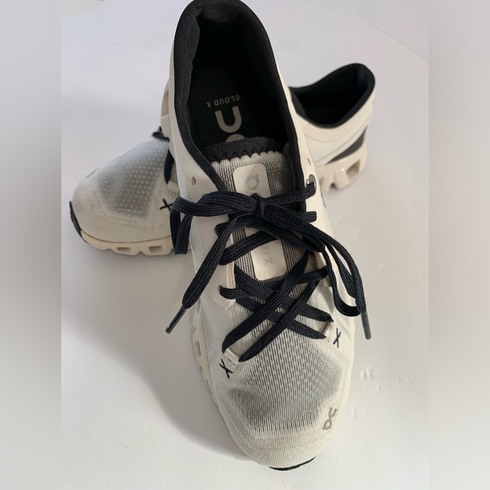 On Running | Black & White Women's Athletic Running Shoes Swiss Cloud X | Size 6 - Picture 15 of 16